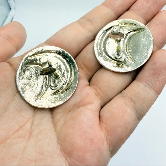 Vintage Enamel Cream Silver Tone Crescent Clip on Earrings - Picture 4 of 7